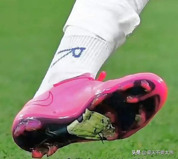 伊朗进球功臣“补丁战靴”走红，LPL选手装备玄学能否复制奇迹？